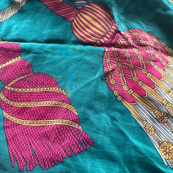 Aquascutum silk scarf - Picture 11 of 14